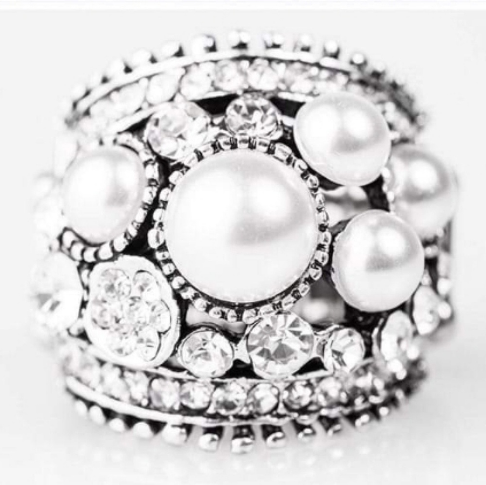 Paparazzi silver and white ring